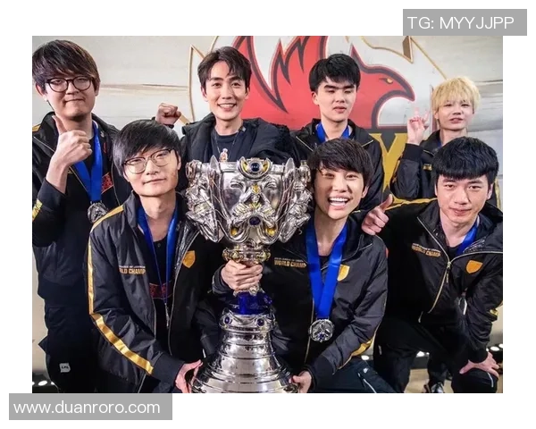 FPX战术解析：王者荣耀中的团队协作与策略运用探讨